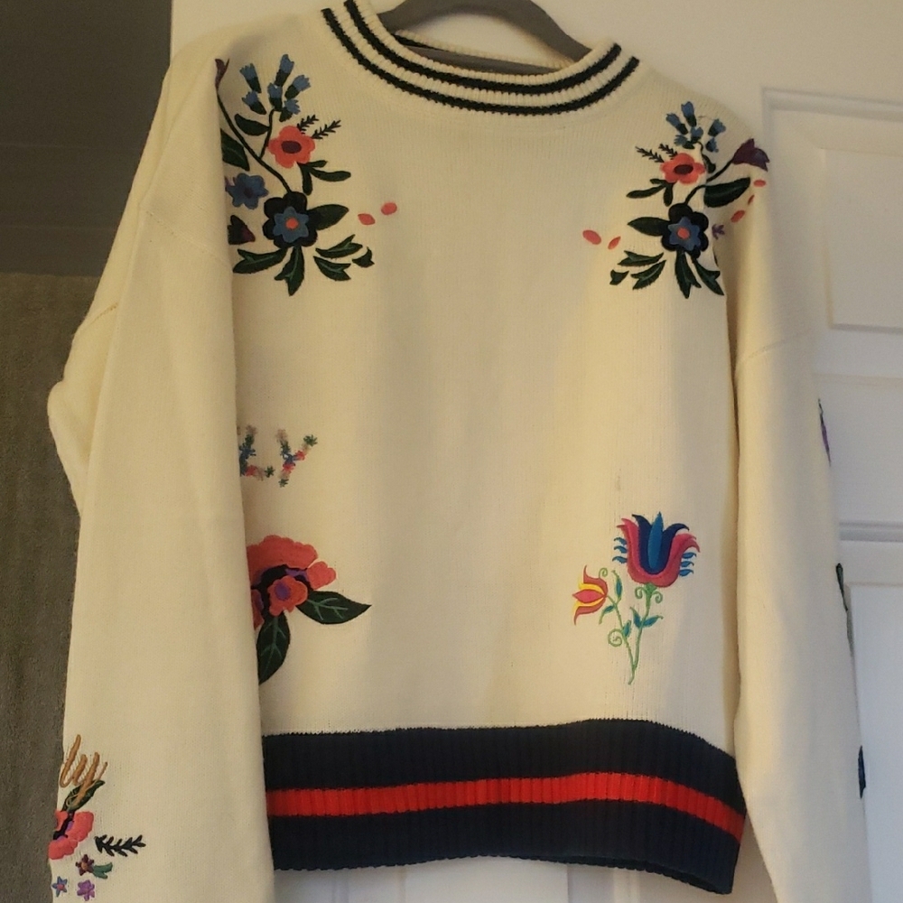 SLY Floral Embroidered Sweater - EUC  Beige Sz M P to P 24" very pretty top